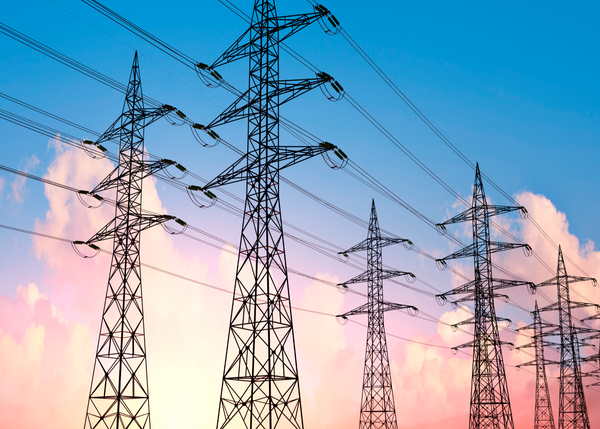 Stromleitungen im Abendhimmel