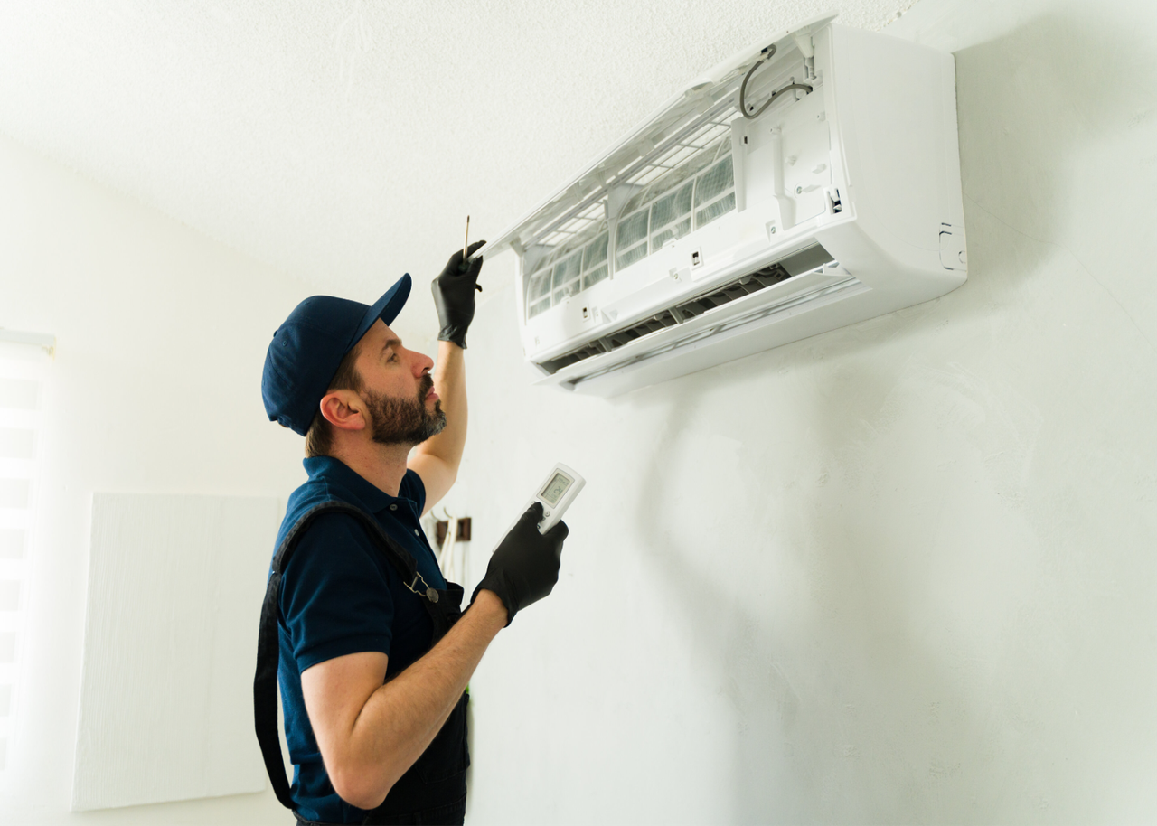 Techniker arbeitet an einer Klimaanlage