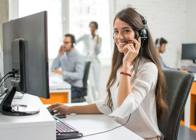 Mitarbeiterin im Callcenter mit Headset