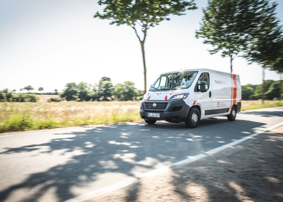 TraveNetz Auto fährt auf Straße