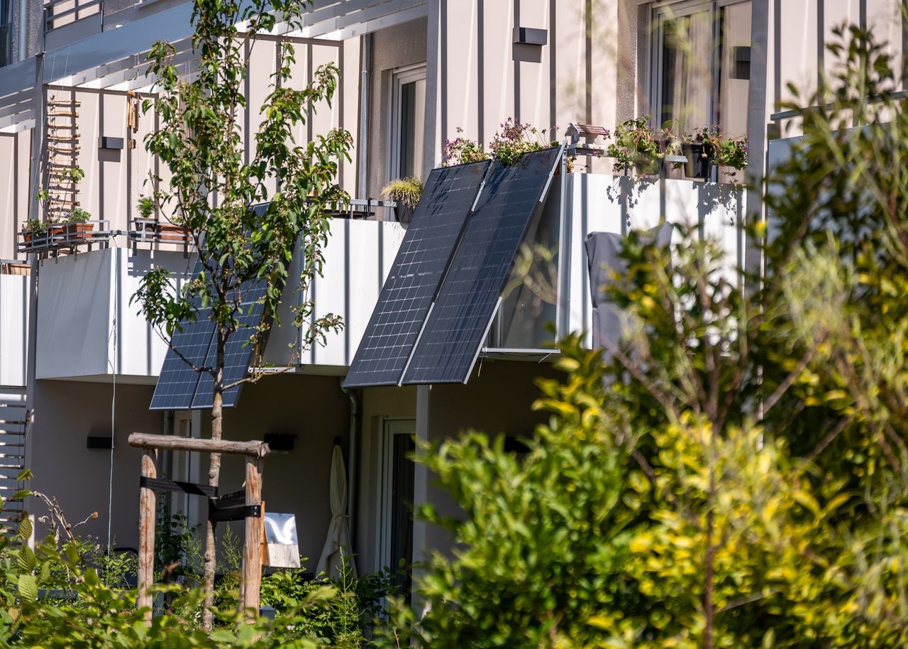 Balkonkraftwerk an einem Balkon installiert