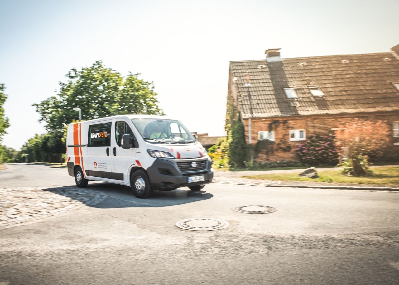 TraveNetz Auto das um die Ecke fährt