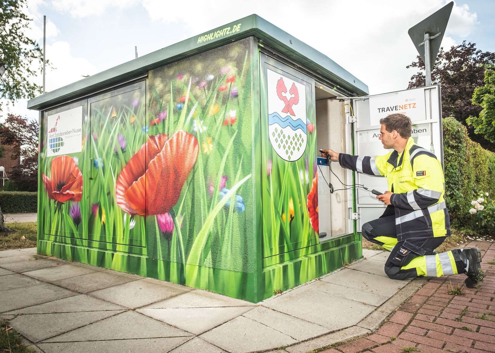 Person Arbeiter am Kabelverteilerschrank