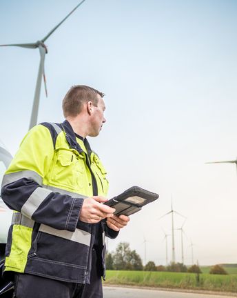 Monteure steht vor einem Windpark