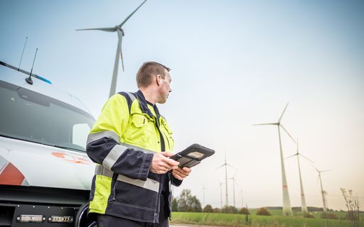 Monteure steht vor einem Windpark